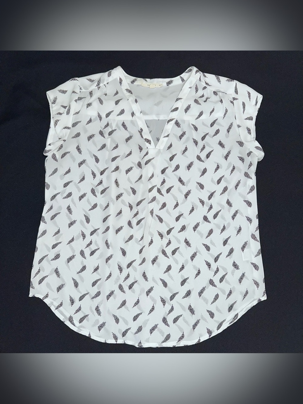 Fun2fun‎ White Feather-Print V-Neck Cap-Sleeve Blouse ladies medium sheer